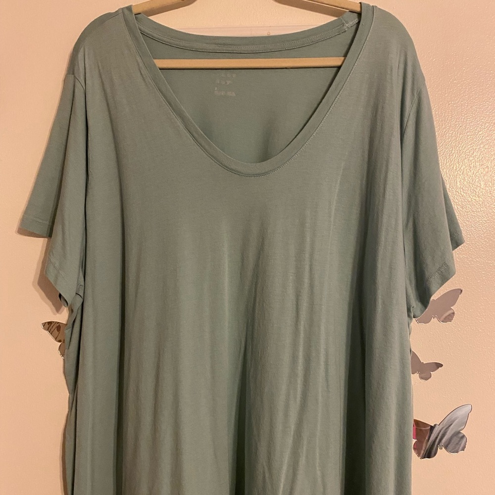 V-neck t-shirt